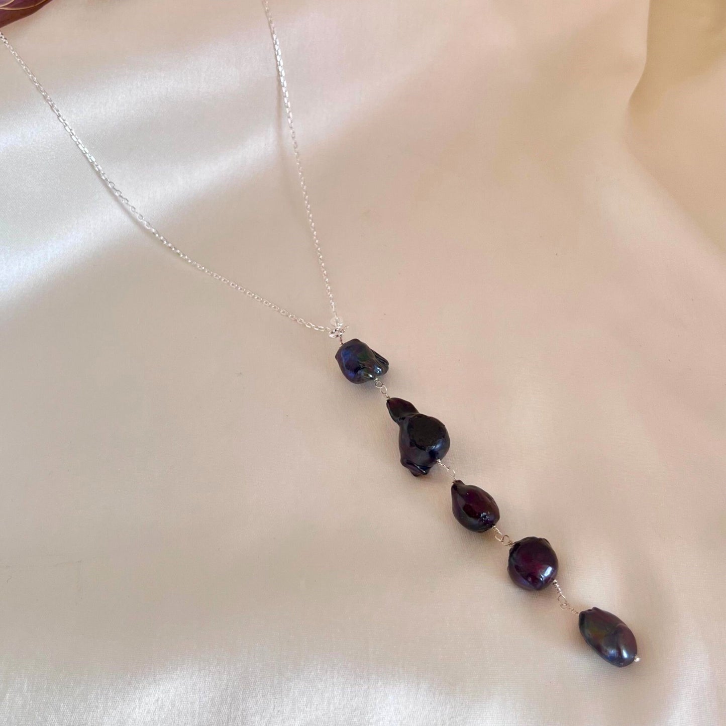 Lightweight pearl necklace in silver chain - CherishBox
