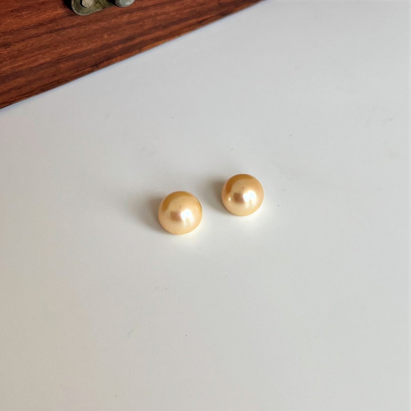 Vintage gold Pearl Stud Earring - CherishBox