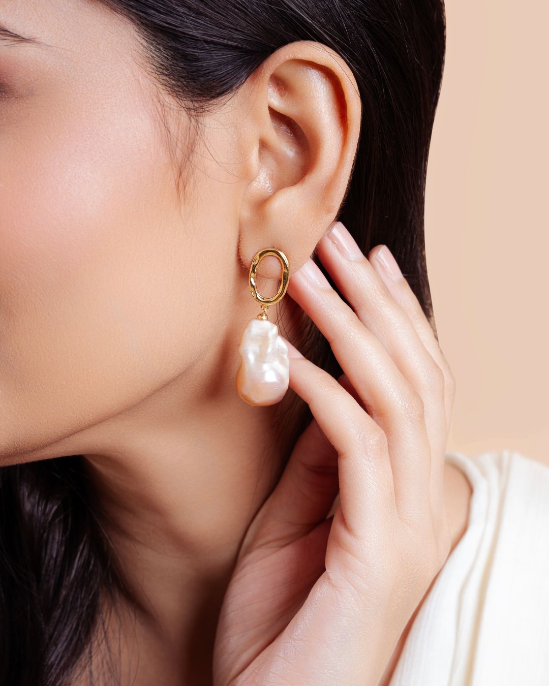 Aurelia Drops – Golden Hoop Baroque Pearl Earrings