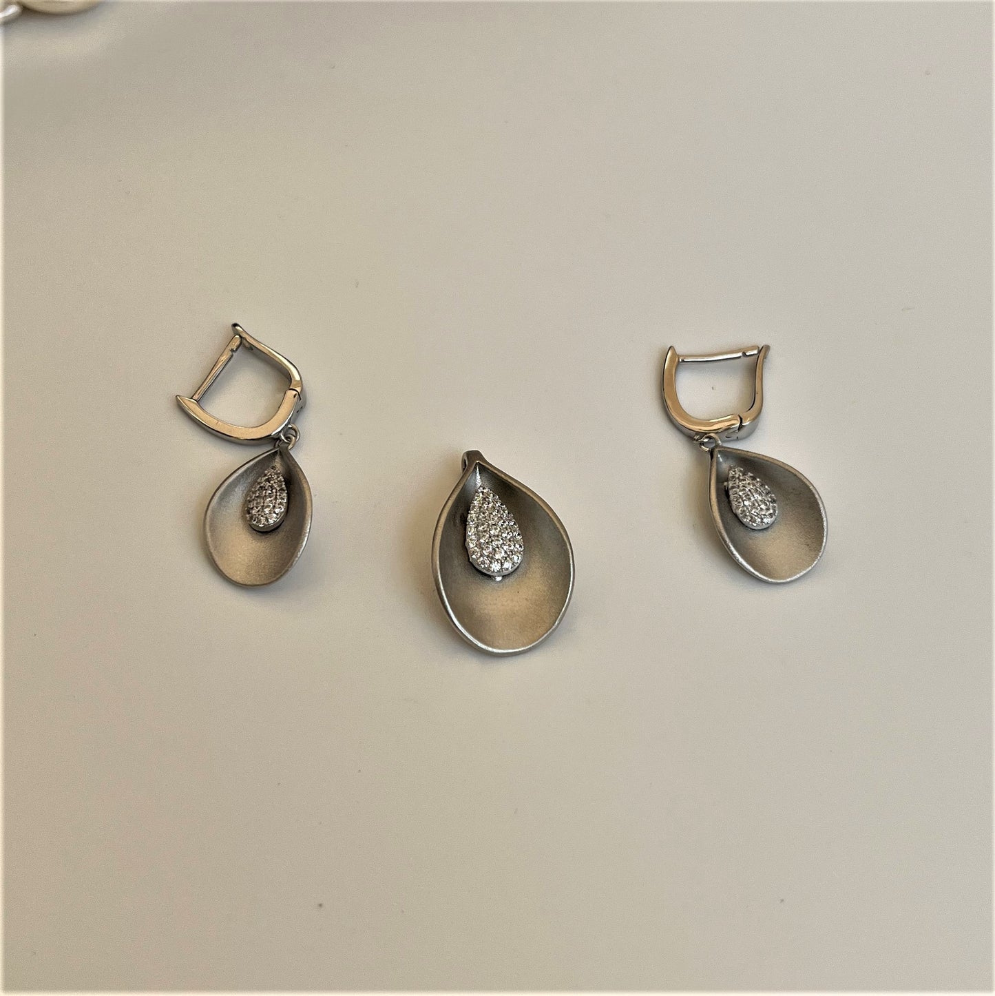 Classy Silver Pearl Necklace Set