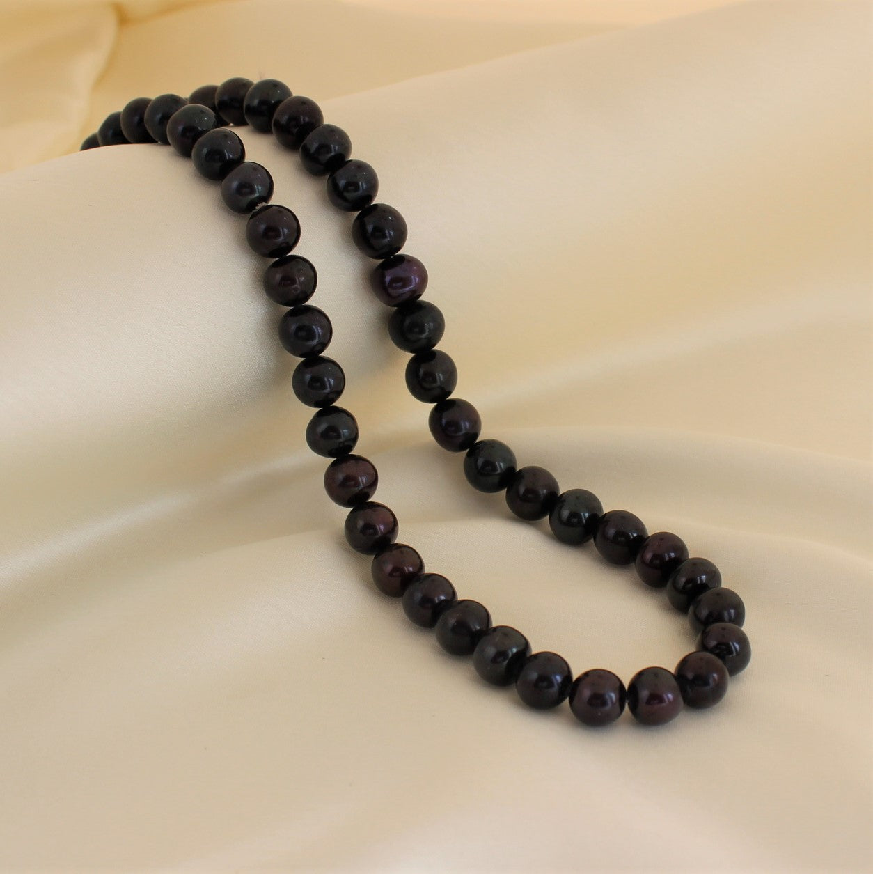Black Round Pearl Necklace - CherishBox