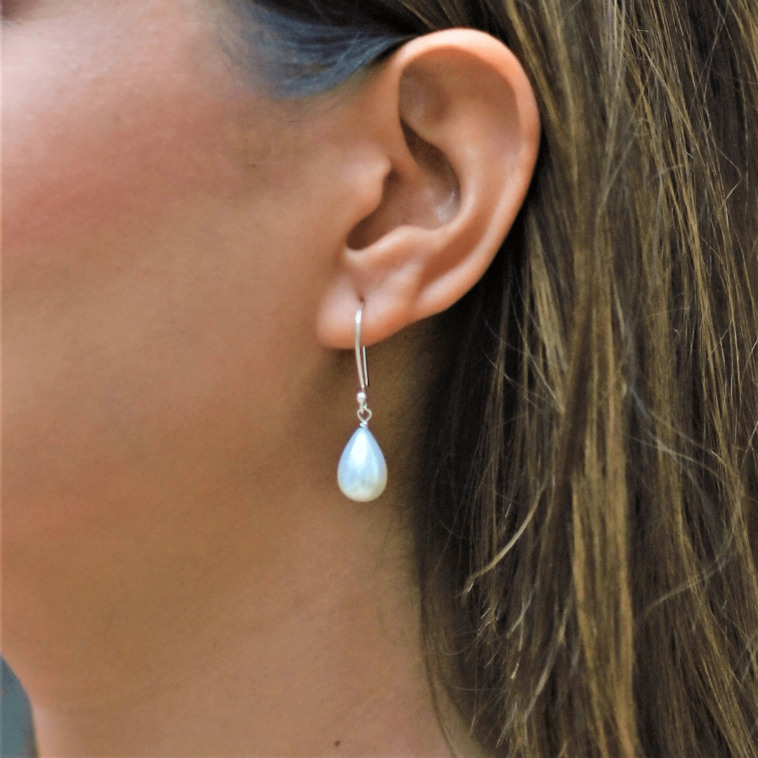 Hanging pearl earring deals