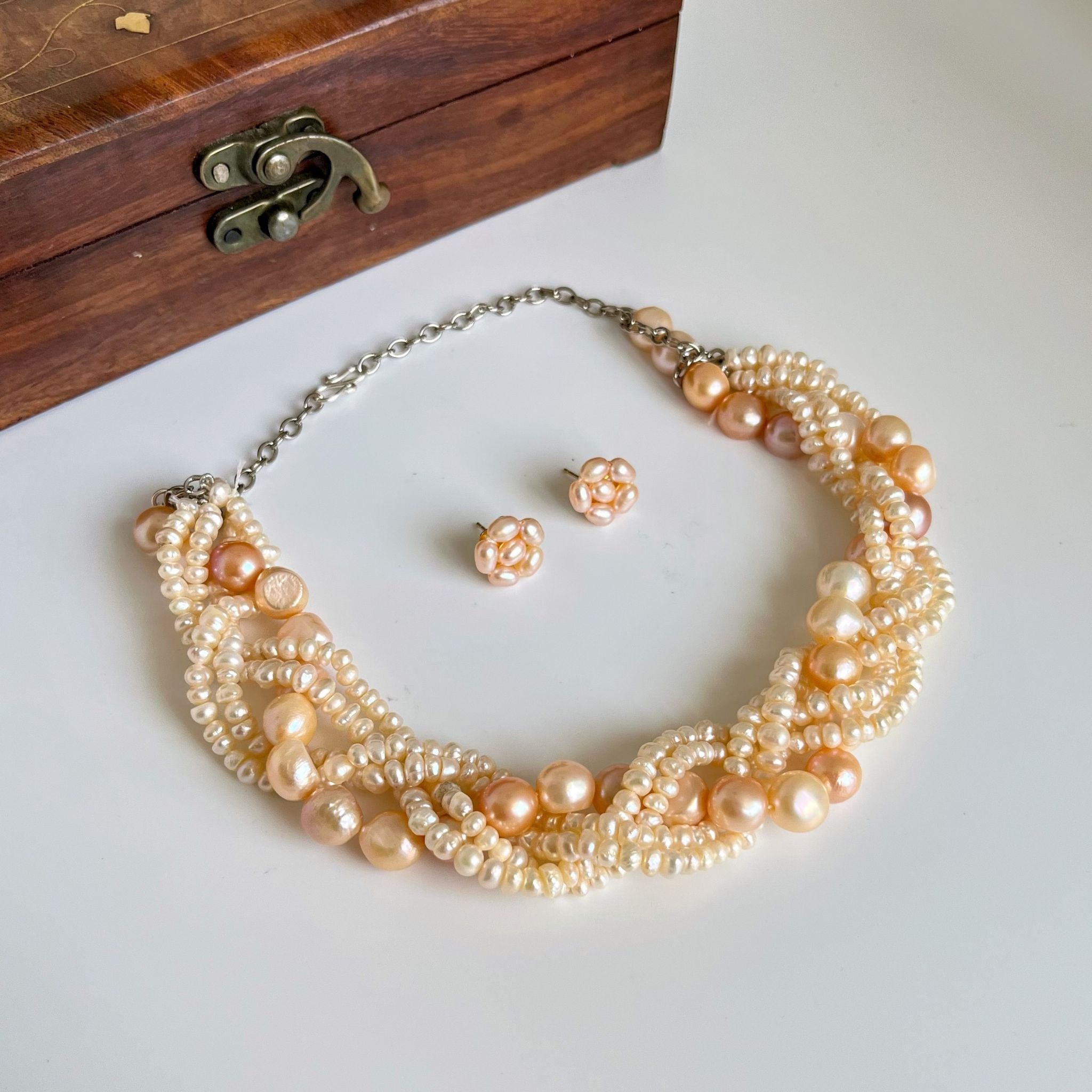 The Swirl • Beautiful Vintage Pearl Necklace With White Gold Clasp, Germany  Circa 1965 • Hofer Antikschmuck