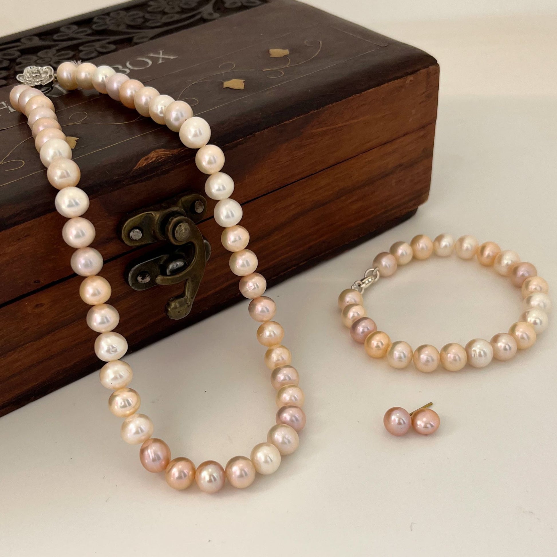 Multicolor round pearl necklace - CherishBox